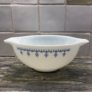 Pyrex 2.5 qt. Cinderella “Snowflake Blue” mixing bowl